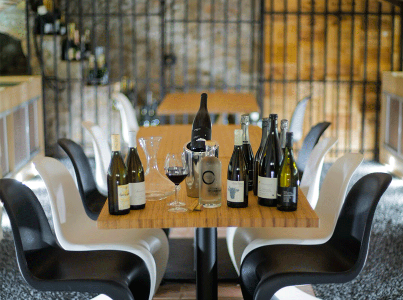 Bouteilles du Languedoc ouvertes sur la table